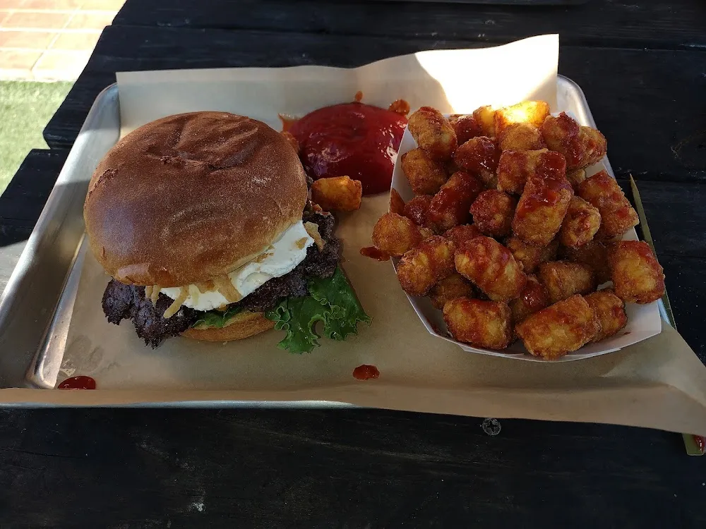 Crunchy Cheeseburger with Tater Tots and Tapiteo